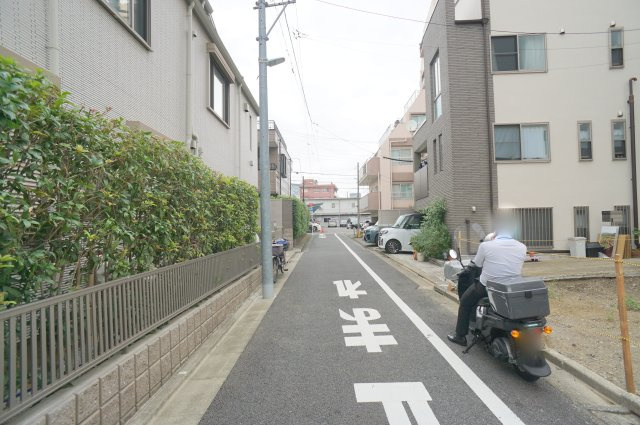 上目黒５　土地の前面道路含む現地写真|北西側　公道　幅員約4m　接道約6.3m
南西側　公道　幅員約4m　接道約10.5m