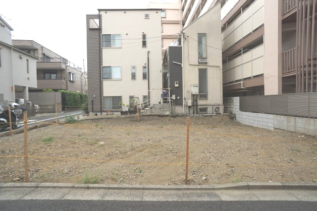 上目黒５　土地の外観|☆土地面積約28坪　現況更地
☆南西北西の角地につき陽当たり良好