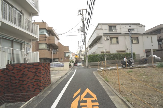 上目黒５　土地の前面道路含む現地写真|北西側　公道　幅員約4m　接道約6.3m
南西側　公道　幅員約4m　接道約10.5m