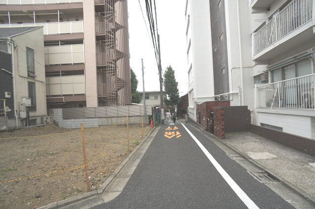 上目黒５　土地の前面道路含む現地写真|北西側　公道　幅員約4m　接道約6.3m
南西側　公道　幅員約4m　接道約10.5m