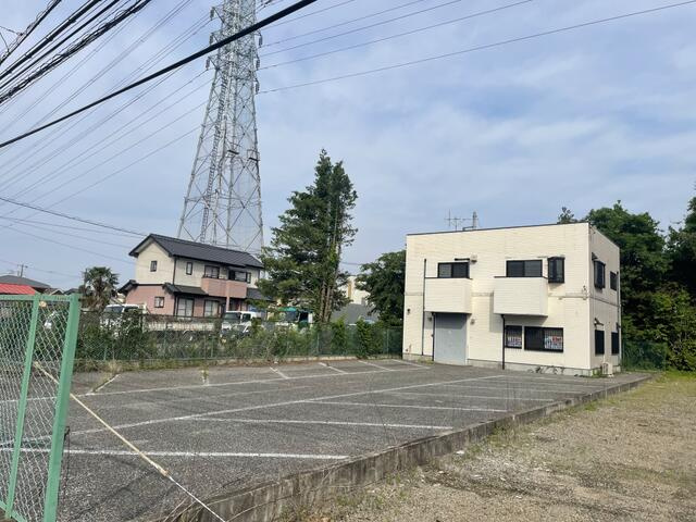 粟宮2階建貸事務所の駐車場