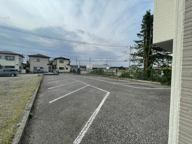 粟宮2階建貸事務所の駐車場