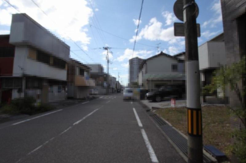 三園町　建築条件なし　売土地　の前面道路含む現地写真