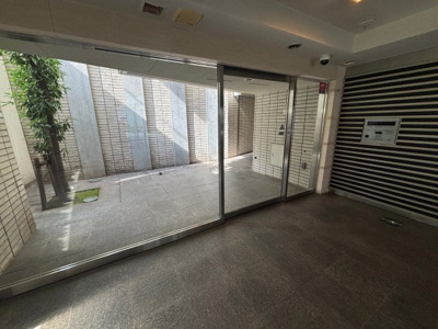 【エントランス】 | グローリオヒルズ西馬込 | 2つ目のエントランスです。不審者の道連れを防止。カギを操作盤にかざせば開きます。