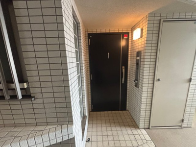 【玄関】 | グローリオヒルズ西馬込 | 玄関です。外出時には、玄関ドアにてセコムのセキュリティのセットができます。何かあれば、セコムから連絡