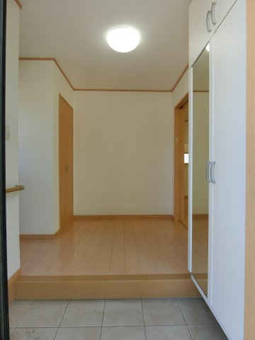 富益町中古住宅の玄関