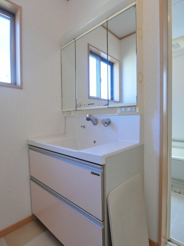 富益町中古住宅の独立洗面台