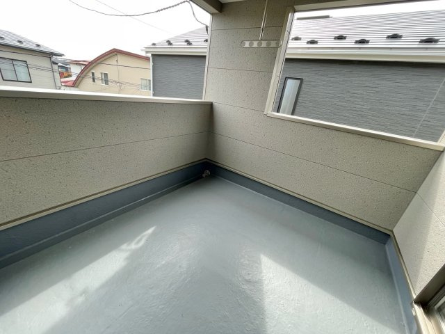 【新築戸建て】秋田市仁井田福島第3　2号棟のバルコニー|開放感あふれるバルコニー、コンセント完備でアウトドアの楽しみ方が広がります♪