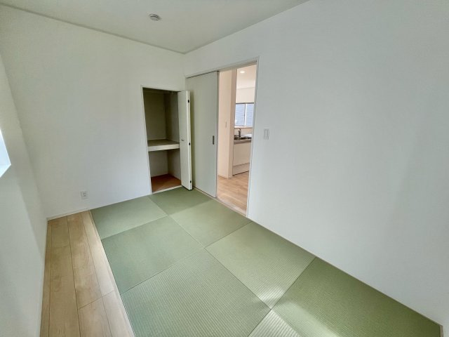 【新築戸建て】秋田市仁井田福島第3　2号棟の和室|キッチン脇から繋がる和室は、お子様の遊びスペースや家族のくつろぎスペースにピッタリ☆