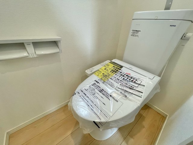 【新築戸建て】秋田市仁井田福島第3　2号棟のトイレ|1階・2階にトイレを設置。家族の生活リズムに合わせて使えて、プライバシーにも配慮◎