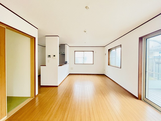 【居間・リビング】 | 筑紫野市岡田3丁目　戸建て | 2012年築、1-2階合わせて100平米ある4LDK！LDKの広さは18帖あります