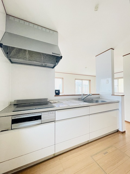 【キッチン】 | 筑紫野市岡田3丁目　戸建て | キッチン等設備はそのまま利用できます。コンロのみの交換などもご相談ください