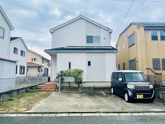 【外観】 | 筑紫野市岡田3丁目　戸建て | 駐車スペースは並列でラクラク3台OKです