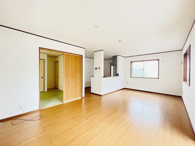 【居間・リビング】 | 筑紫野市岡田3丁目　戸建て | 18帖ある広々LDKで、サンルームにつながっています