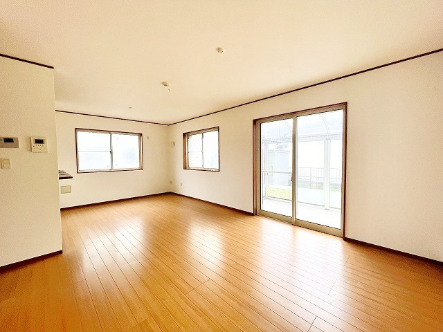 【居間・リビング】 | 筑紫野市岡田3丁目　戸建て | クロスに使用感があるので、張り替えがおススメです