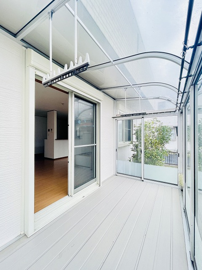 【その他】 | 筑紫野市岡田3丁目　戸建て | リビングからアクセスできるサンルーム。雨の日もお洗濯ものを干せるほか、小さいお子様も安全に遊べるスペースです