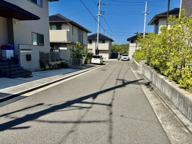 阪南市桃の木台3丁目　中古戸建の前面道路含む現地写真