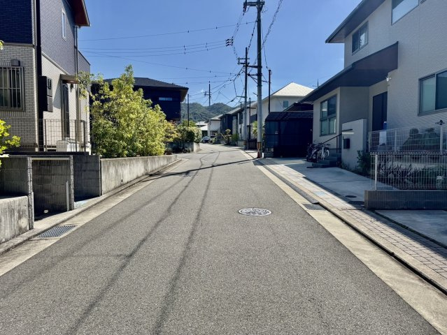 阪南市桃の木台3丁目　中古戸建の前面道路含む現地写真