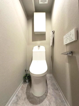 【トイレ】 | 千里中央パーク・ヒルズK棟 | 温水洗浄便座付のトイレで、冬の寒い時期でも快適！吊戸棚付きで、予備のペーパー類も問題なく収納できます。