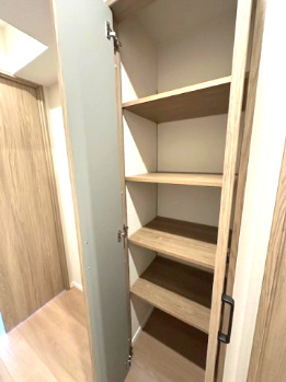 【収納】 | 千里中央パーク・ヒルズK棟 | 日用品のストックや掃除道具の収納に便利な廊下収納！棚板の高さを調整できるため、多様なアイテムを効率よく整理できます。