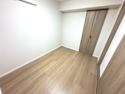 【洋室】 | 千里中央パーク・ヒルズK棟 | キッチン横の4.9帖洋室！目の届きやすさを生かし、子供部屋やペットのお部屋として活用するのもおすすめ。