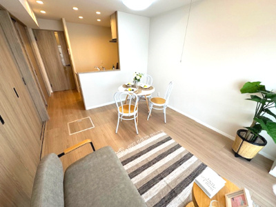 【居間・リビング】 | 千里中央パーク・ヒルズK棟 | 南向きバルコニーから陽光が降り注ぐ10.7帖のLDK！※家具や小物等は販売価格に含まれません。