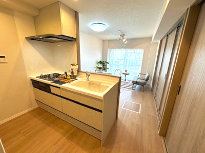 【居間・リビング】 | 千里中央パーク・ヒルズK棟 | LDKに隣接する洋室は引き戸で仕切られており、ライフシーンによってLDと合わせた居住空間を実現！