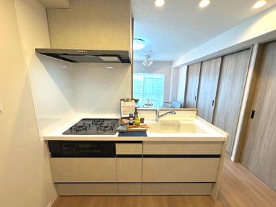 【キッチン】 | 千里中央パーク・ヒルズK棟 | リビングの様子を見ながら作業がしやすい対面式キッチン！3口コンロでお料理の幅も広がります。