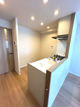 【キッチン】 | 千里中央パーク・ヒルズK棟 | キッチンのスペースが広く、家事のストレスも軽減！ダウンライトを採用し、スッキリとした空間に。