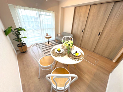 【居間・リビング】 | 千里中央パーク・ヒルズK棟 | 洋室の扉を開放すると、バルコニー側いっぱいに広がる大空間に！開放的な眺望を楽しみながら家族でゆったりと過ごせます。