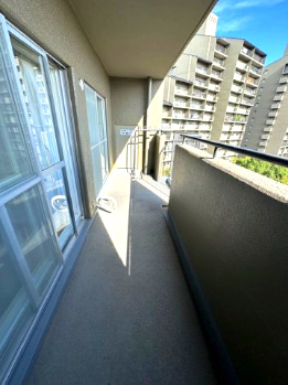 【バルコニー】 | 千里中央パーク・ヒルズK棟 | 暖かい陽光差し込む南向きバルコニー！2部屋続きのバルコニーで洗濯物もたっぷり干せます。