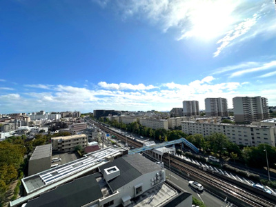 【展望】 | 千里中央パーク・ヒルズK棟 | バルコニーの先には伸びやかな景色が広がり、室内からもその開放感を感じることができます。