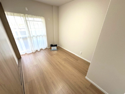 【洋室】 | 千里中央パーク・ヒルズK棟 | バルコニーに面した、5帖の洋室！窓から陽光が差し込み明るい空間でお過ごしいただけます。