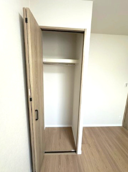 【洋室】 | 千里中央パーク・ヒルズK棟 | 5帖洋室のクローゼット！随所に収納が備わり、居室空間をより広く隅々までお使いいただけます。