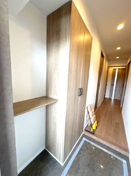 【玄関】 | 千里中央パーク・ヒルズK棟 | 家族を迎えてくれる玄関スペース！※掲載中の写真は広角レンズで撮影のため、実際の見え方とは異なります。