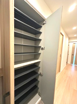 【玄関】 | 千里中央パーク・ヒルズK棟 | 大きなシューズボックスには、ご家族の靴をスッキリ収納でき玄関スペースを広く使えます。