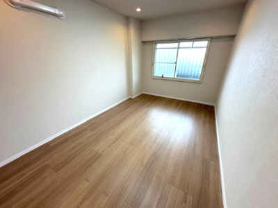 【寝室】 | 千里中央パーク・ヒルズK棟 | 7.2帖の洋室！少し広めの洋室は、ご夫婦の寝室にもピッタリ。窓を開けると心地良い風が舞い込みます。