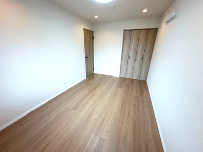 【寝室】 | 千里中央パーク・ヒルズK棟 | 7.2帖の洋室！木のぬくもりが感じられるナチュラルな雰囲気。全居室洋室仕様でお掃除もラクラク！