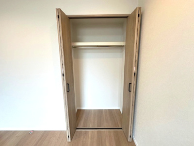 【寝室】 | 千里中央パーク・ヒルズK棟 | 7.2帖洋室のクローゼット！ハンガーパイプと棚板付きで、洋服や小物等もスッキリと収納できます。