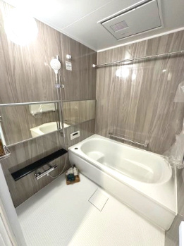 【浴室】 | 千里中央パーク・ヒルズK棟 | ナチュラルな木目に癒されるバスルーム！雨の日の衣類乾燥を始め、暖房機能や送風機能も備えた浴室乾燥機を搭載。