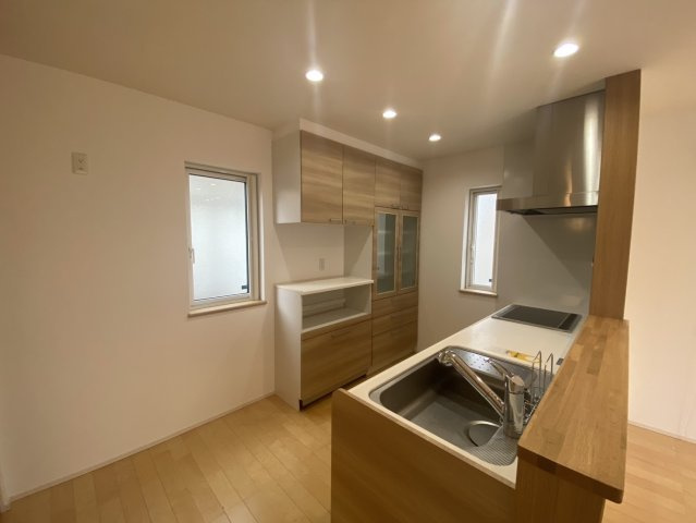 山形市伊達城三丁目17-3　中古住宅のキッチン|充実した収納スペースが魅力で、食器や調理器具をすっきりと整理できます。小窓が二つあり、明るく風通しの良い空間で快適に料理を楽しめます。
