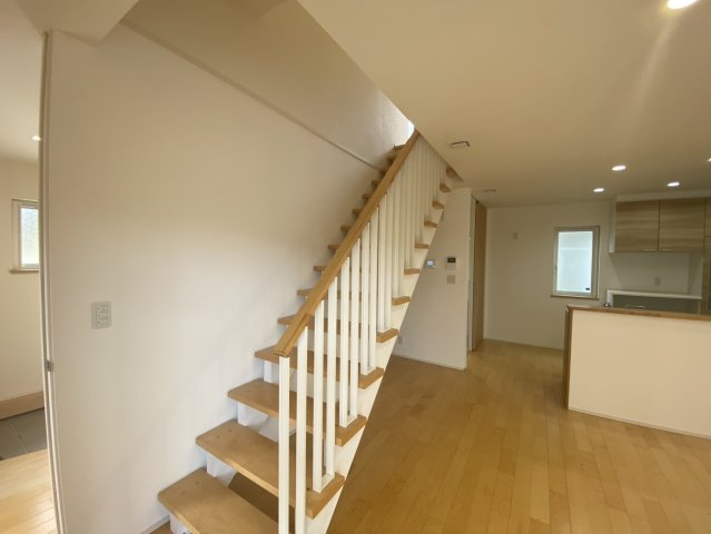 山形市伊達城三丁目17-3　中古住宅の居間・リビング|開放感あふれる、リビング階段のあるLDKです。