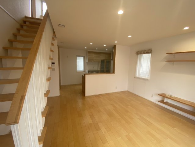 山形市伊達城三丁目17-3　中古住宅の居間・リビング|明るく開放的なLDKです。