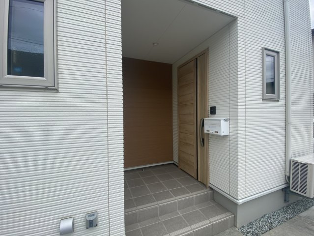 山形市伊達城三丁目17-3　中古住宅の玄関