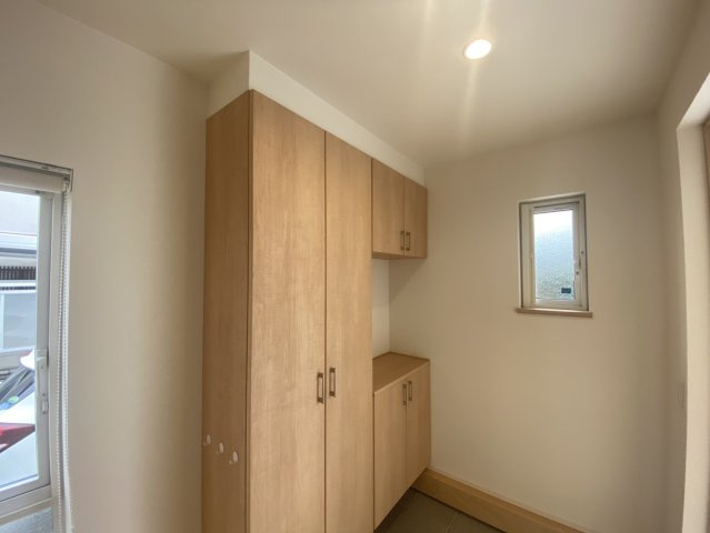 山形市伊達城三丁目17-3　中古住宅の玄関|収納スペースが豊富で、家族の靴や外出に必要なものをすっきりと片付けることができます。