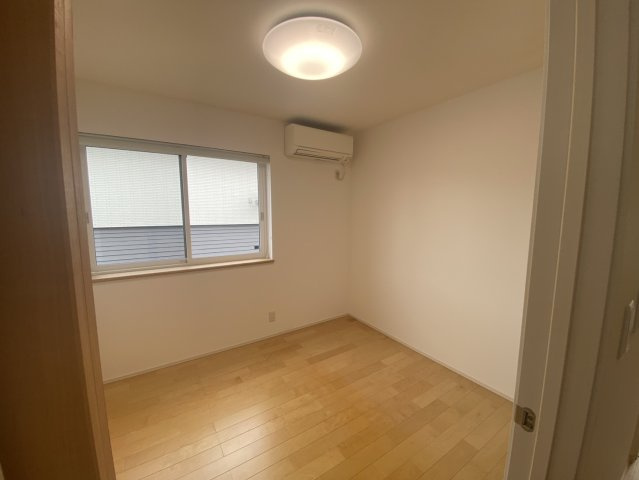 山形市伊達城三丁目17-3の洋室