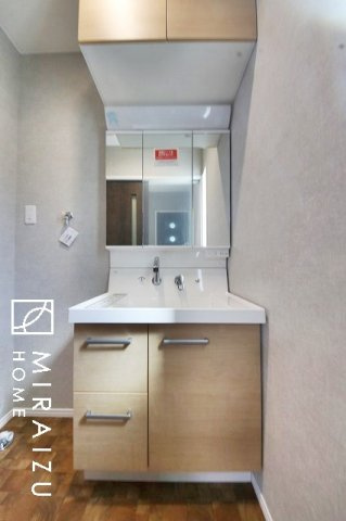 【洗面所】 | 洗濯機置き場と脱衣スペースもしっかりと確保されている洗面室、洗面コーナーは、窓から陽も差し明るく開放的な造りです。家事導線も良いので洗濯物やお湯はりもストレスフリーに毎日家事を楽しめそうです。
