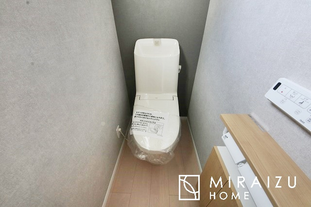 【トイレ】 | 空気の換気と窓からの光の明るさに配慮した清潔感のあるトイレ、ご自分の好きなアロマや芳香剤を置いて落ち着く空間を演出、一人になれる空間ですから、リラックスしたいですね。
