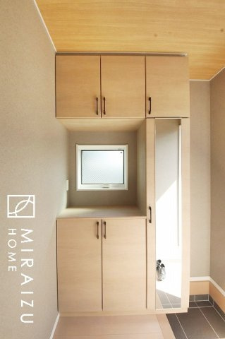 【玄関】 | いってきます♪ただいま♪明るい声が聞こえてきそうな玄関。ナチュラルなカラーがとても清潔感のある造りです♪
