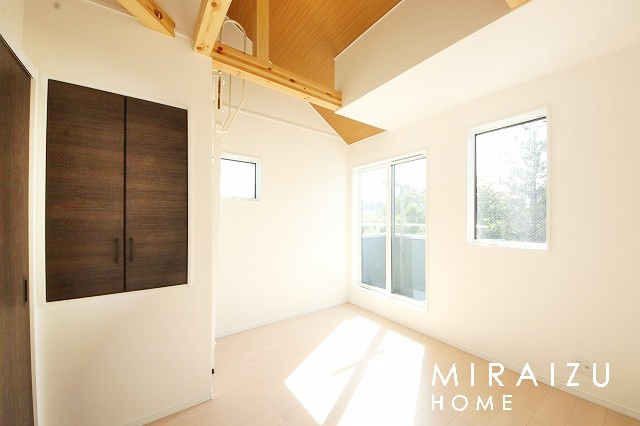 【洋室】 | 居心地の良さそうなリラックスできる空間。独立性のある建物ですので、ご自分の時間を大切にしたご家族様にぴったりです！
